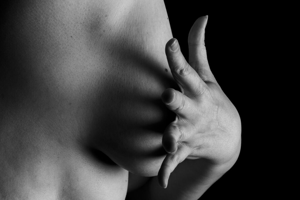 Mujer semi desnuda