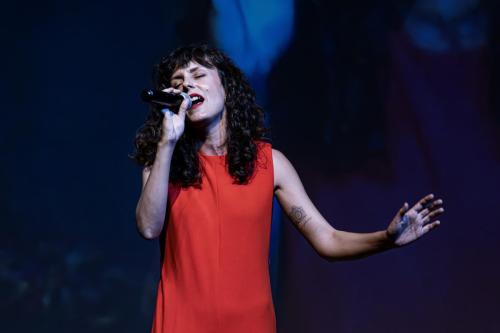 Cantante-en-rojo