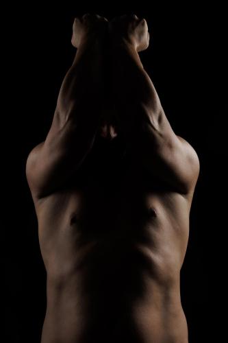 Cuerpo-de-hombre-con-brazos-cerrados