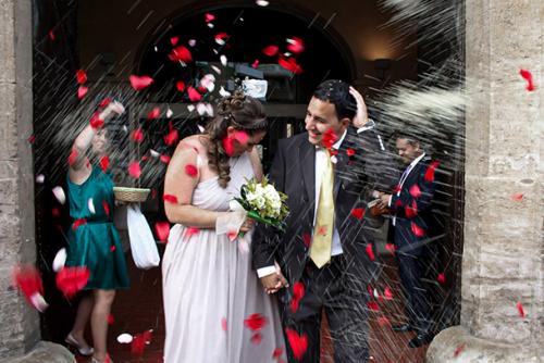 Esposos-saliendo-de-la-boda