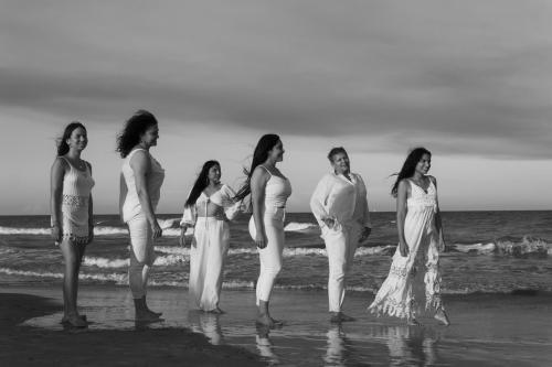 Familia-en-la-playa-en-blanco-y-negro