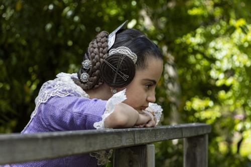 Niña fallera pensando