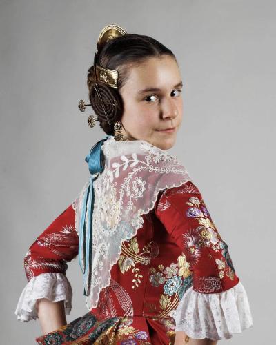 Niña fallera con vestido de colores