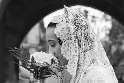 Fallera y flores en blanco y negro
