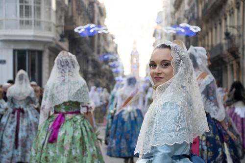 Falleras en el centro de Valencia