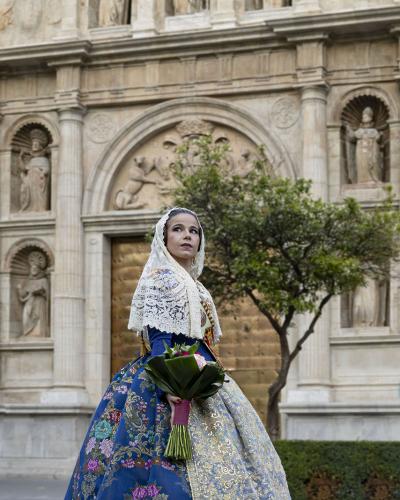 Fallera en centro de Valencia