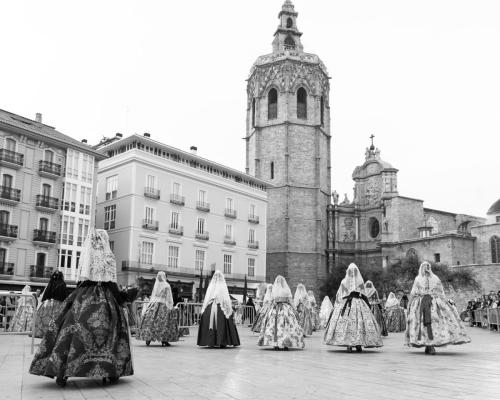 Falleras en Plaza de la Reina Valencia