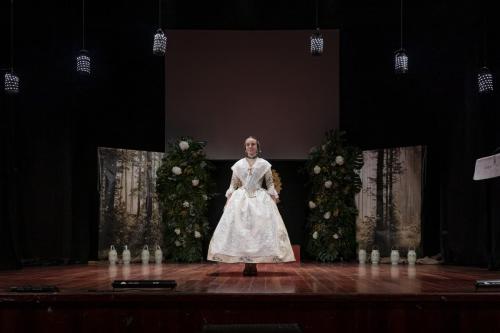 Fallera en uno escenario