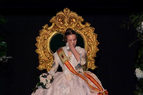 Fallera en un trono