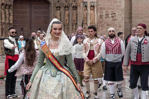 Fallera MAyor en plaza de la Virgen