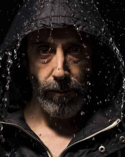 Hombre-bajo-la-lluvia
