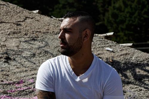 Hombre-con-camiseta-blanca