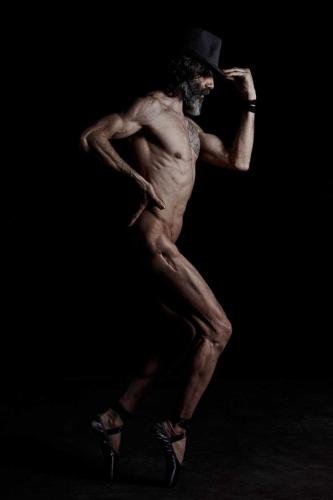 Hombre-desnudo-con-sombrero