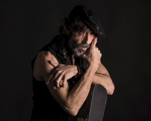 Hombre-en-posa-artistica