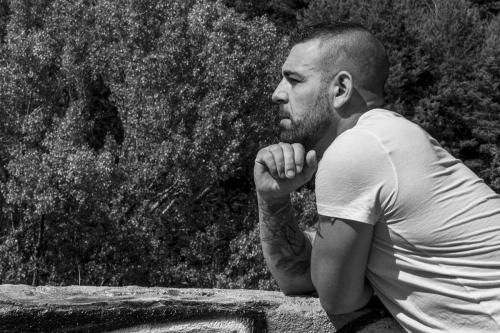 Hombre-mirando-hacia-la-naturaleza
