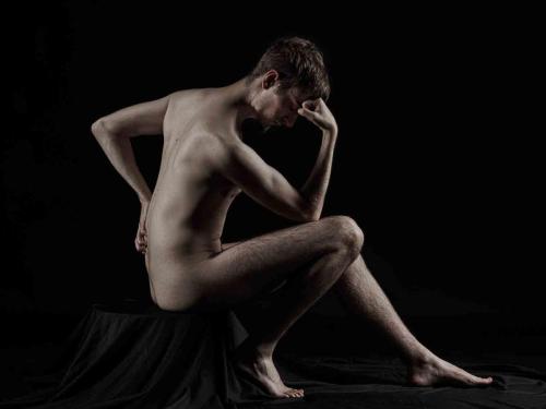 Hombre-pensando-desnudo