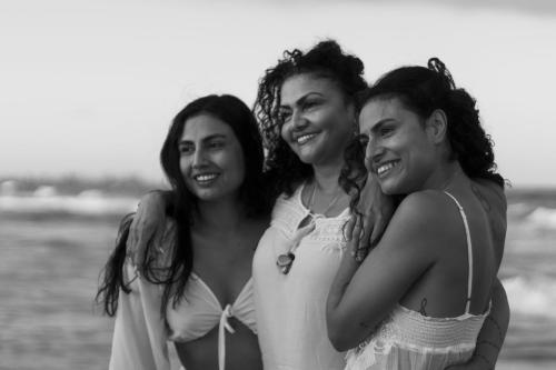 Madre-con-sus-hijas-en-la-playa