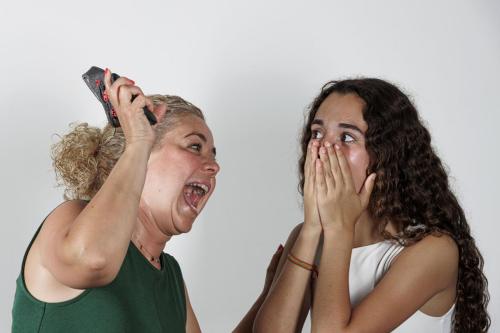 Madre-e-hija-bromeando