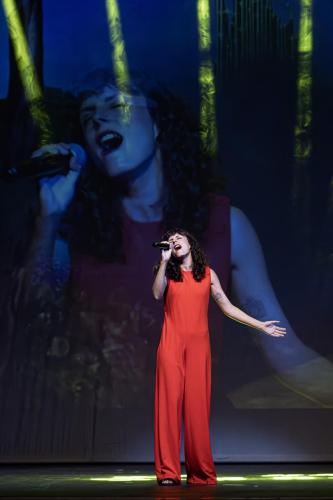 Mujer-cantando-en-rojo