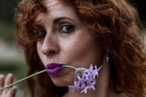 Mujer-con-flor-en-la-boca