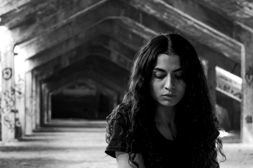 Mujer-en-lugar-abandonado