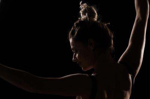 Mujer-en-posa-de-danza