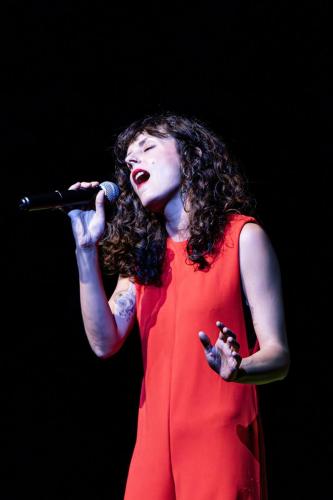 Mujer-en-rojo-cantando