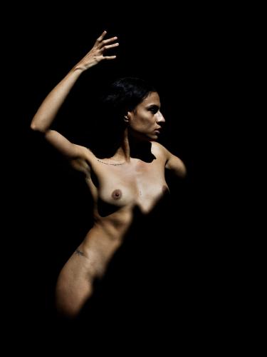 Mujer-posicion-desnuda