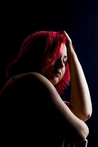 Mujer-sentada-pensando