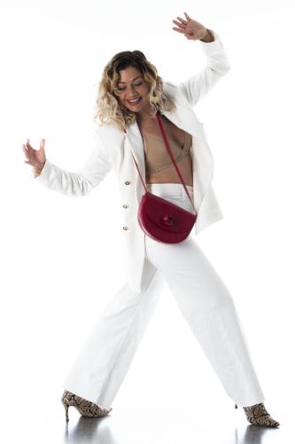 Mujer-vestido-blanco-y-bolsa-roja