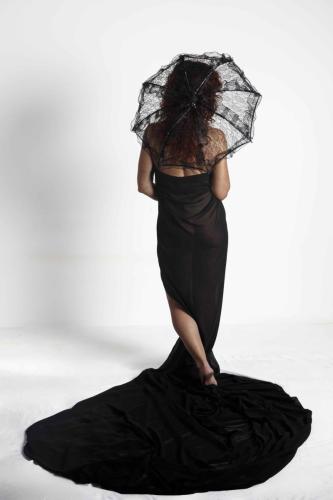 Vestido-de-negro-mujer