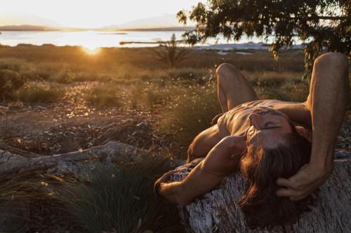 hombre-desnudo-en-la-naturaleza