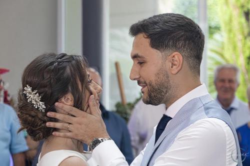 momento-de-besar-la-esposa